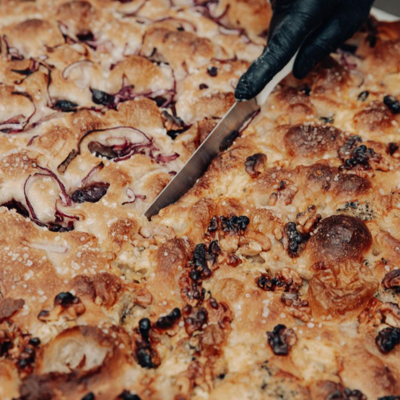 Farinha Clássica, água, sal, levain e muito azeite. Gorgonzola e Nozes