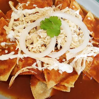 CHILAQUILES ROJOS CON POLLO