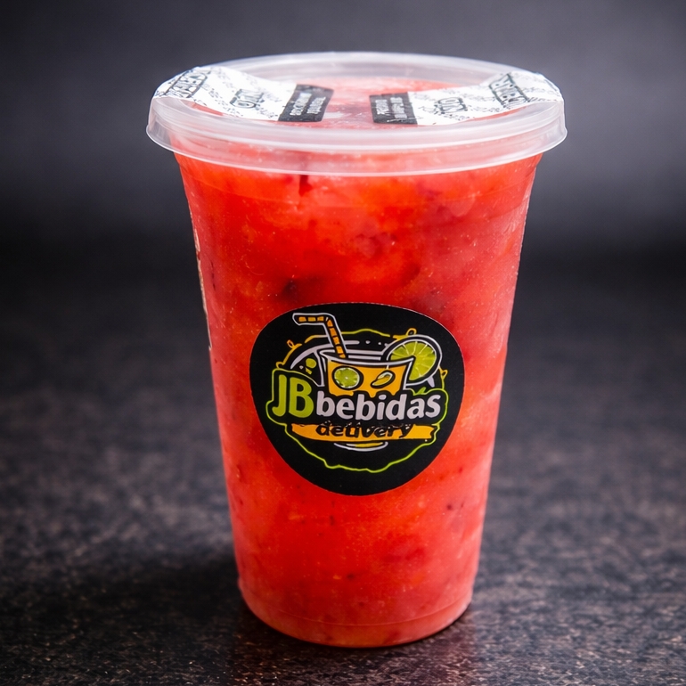 Essa é a patroa na versão sweet... Morango , acuçar , vodka ou cachaça e gelo ...