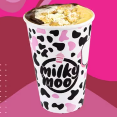 Milkshake feito com sorvete de baunilha, batido com biscoito Maria e borda metade brigadeiro e metade brigadeiro de leite em pó. Biscoito Maria e leite em pó no topo. #doces #sobremesas