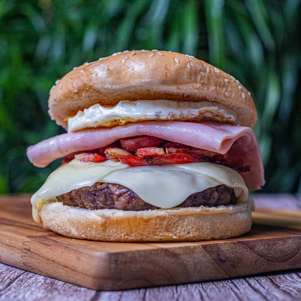 Pão big macio, hambúrguer de picanha 200g, queijo, ovo, bacon e presunto.