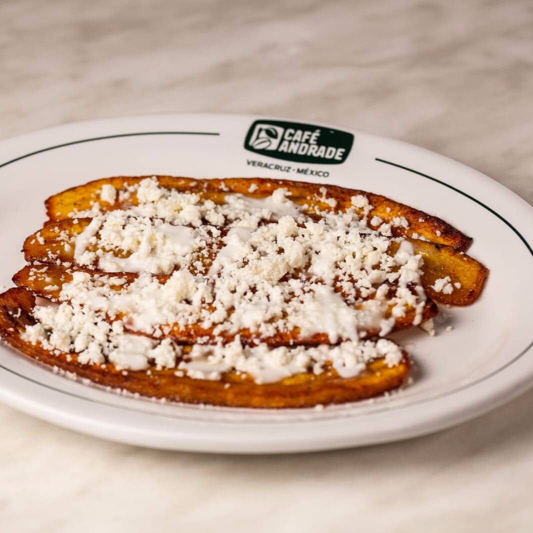 Plátanos Fritos con Crema y Queso
