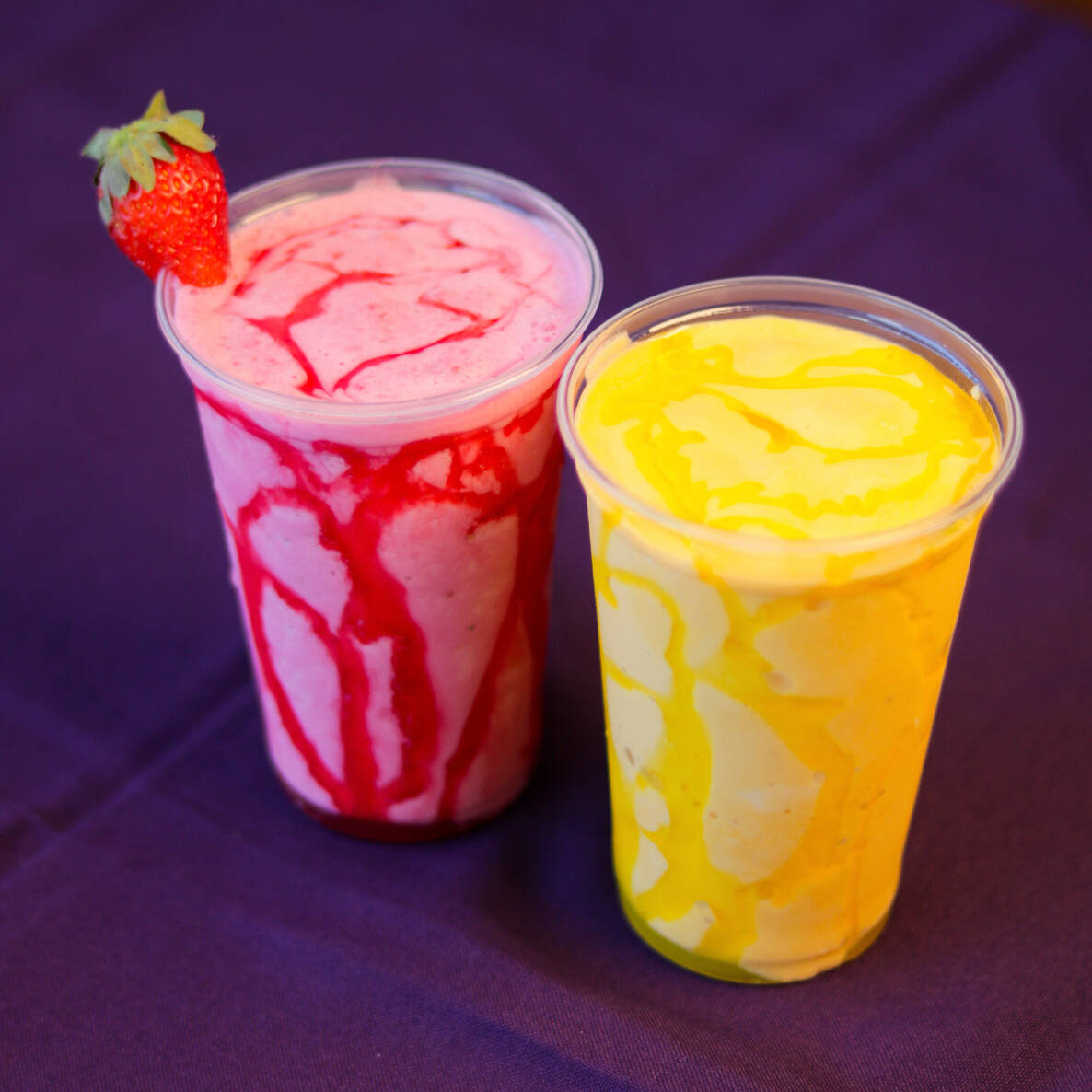 Escolha 2 Milk-Shakes de 330ml entre nossos sabores disponívei, nossos Milk-Shakes são preparados com creme americano mantendo a consistência por mais tempo chegando até você com a textura ideal sem ficar aguado!