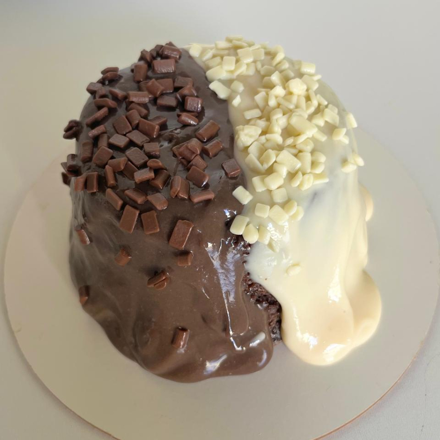 Massa super fofinha de chocolate 50%, com muuito recheio cremoso de chocolate 50% e ninho, finalizado com granulados. Aprox. 250gr.