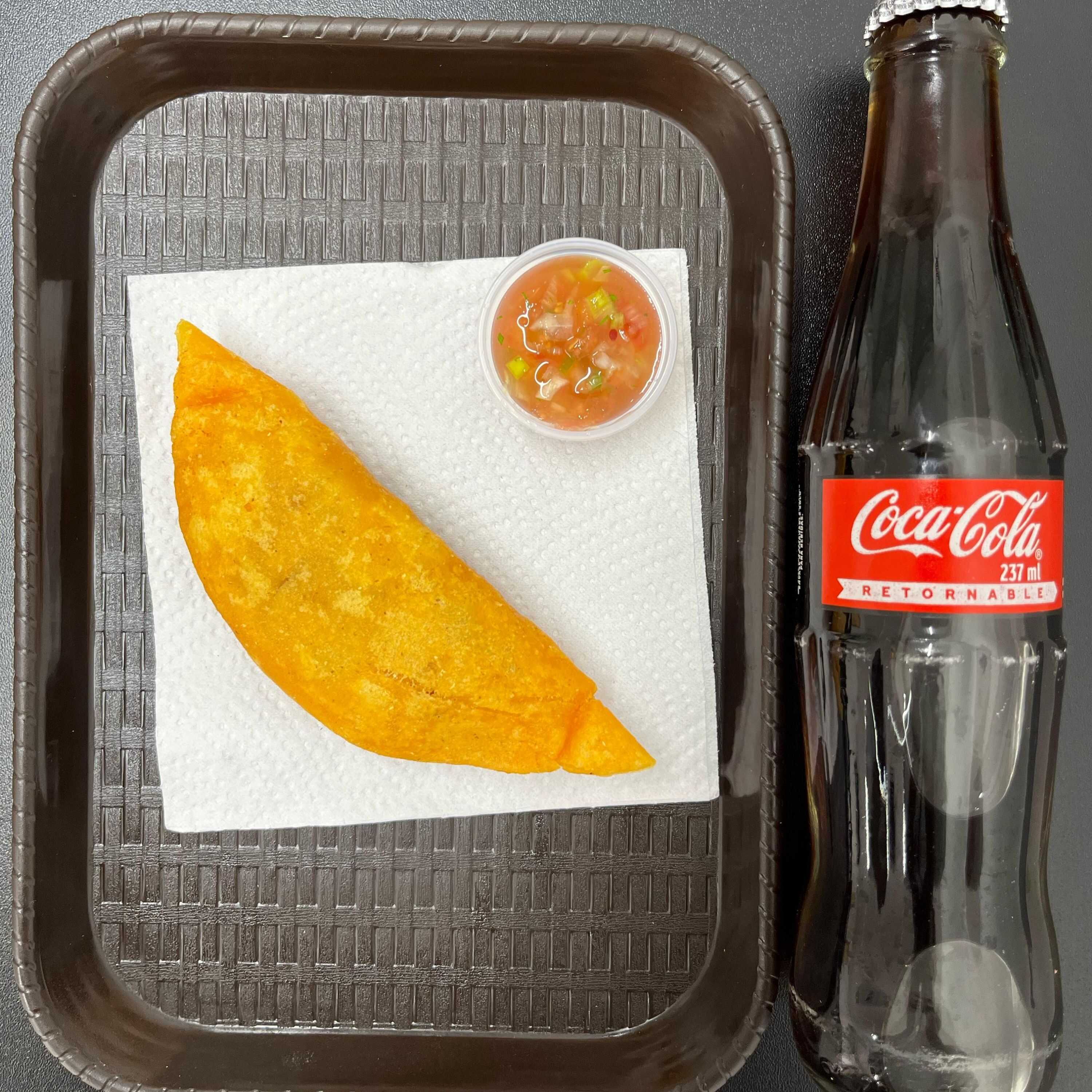 Empanada De Pollo Más Gaseosa