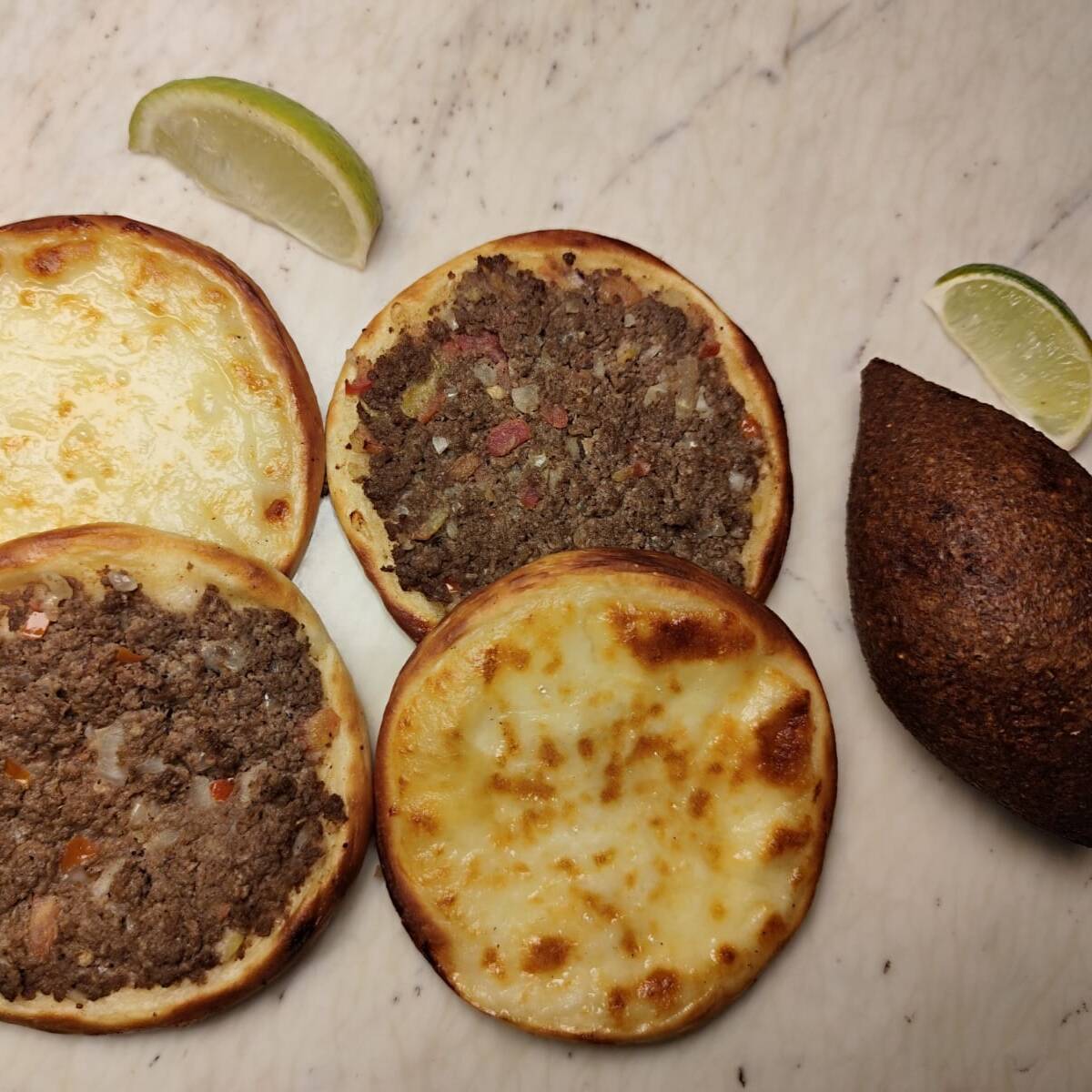 Combo com 2 Esfhias de carne Aberta, 2 Esfihas de Queijo Aberta e 1 Kibes Grande