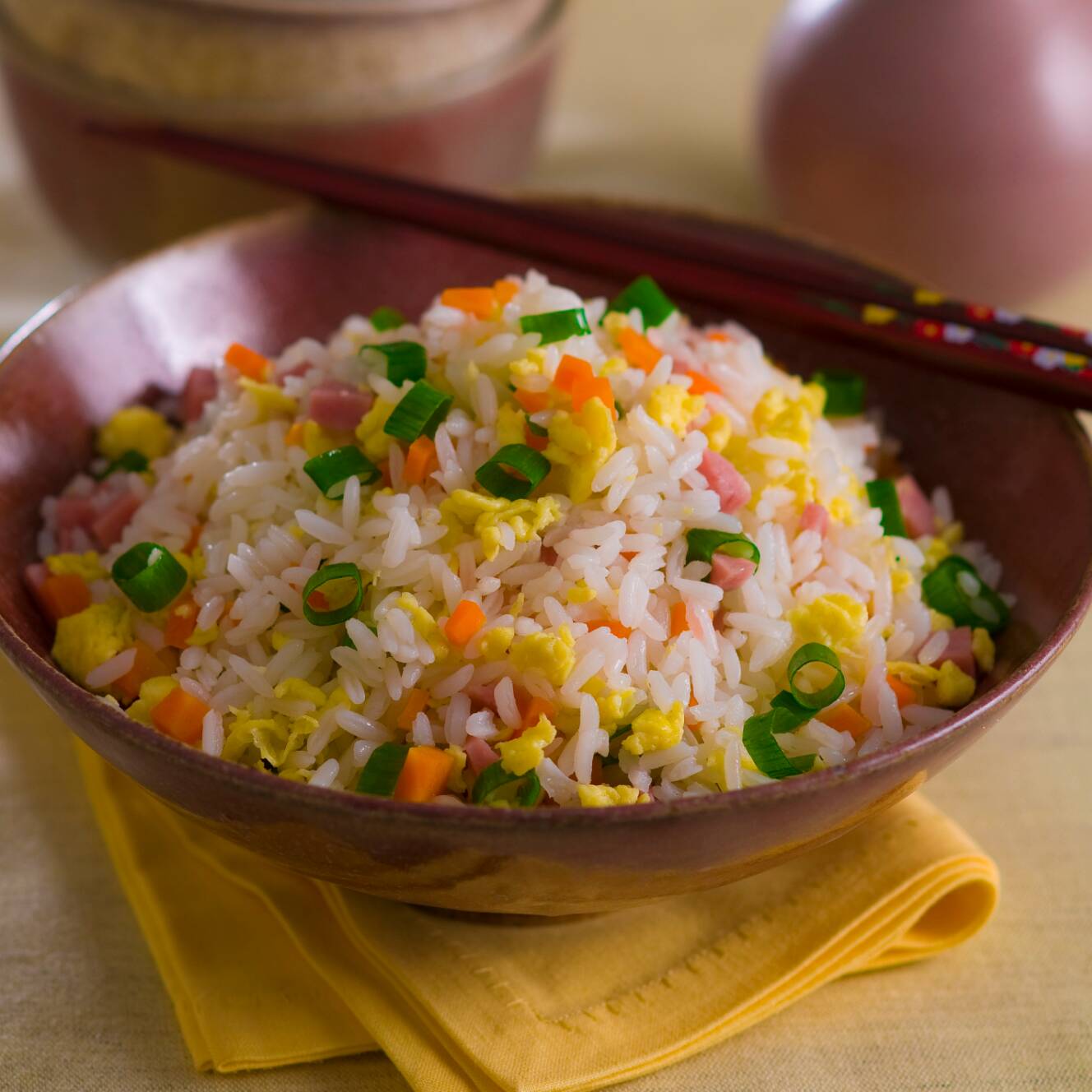 Arroz soltinho, cenoura, ovos, cebolinha e presunto. Porções para1 ou 2 pessoas a sua escolha.