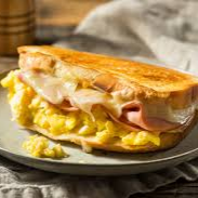 Sandwich de huevo con jamón