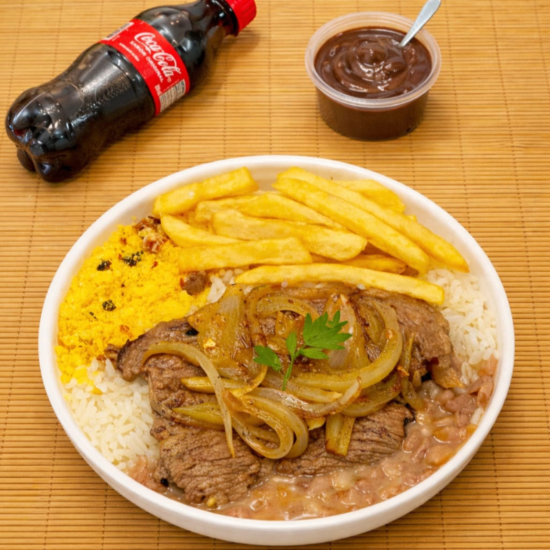 Nossa marmita acompanha um arroz bem fresquinho com um tempero caseiro, feijão com aquele caldo encorpado e com cheirinho de alho, farofa de bacon, batata frita e a carne de sua escolha + refrigerante 200ml + Brigadeiro de colher
