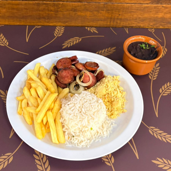 Sabor marcante e irresistível! Calabresa acebolada preparada na chapa, douradinha e suculenta, com cebolas bem refogadas que realçam o aroma e o sabor defumado da linguiça. Acompanha arroz soltinho, feijão caseiro e batata frita crocante — uma combinação perfeita para quem ama uma refeição completa, saborosa e com aquele toque de boteco artesanal. Perfeita para o almoço ou jantar do Dia a Dia! • Ingredientes principais: calabresa defumada, cebola, arroz, feijão, batata frita, azeite e temperos naturais. • Diferencial: calabresa grelhada na hora, com cebola refogada no ponto certo e acompanhamentos preparados artesanalmente. • Alergênicos: pode conter traços de glúten e leite.