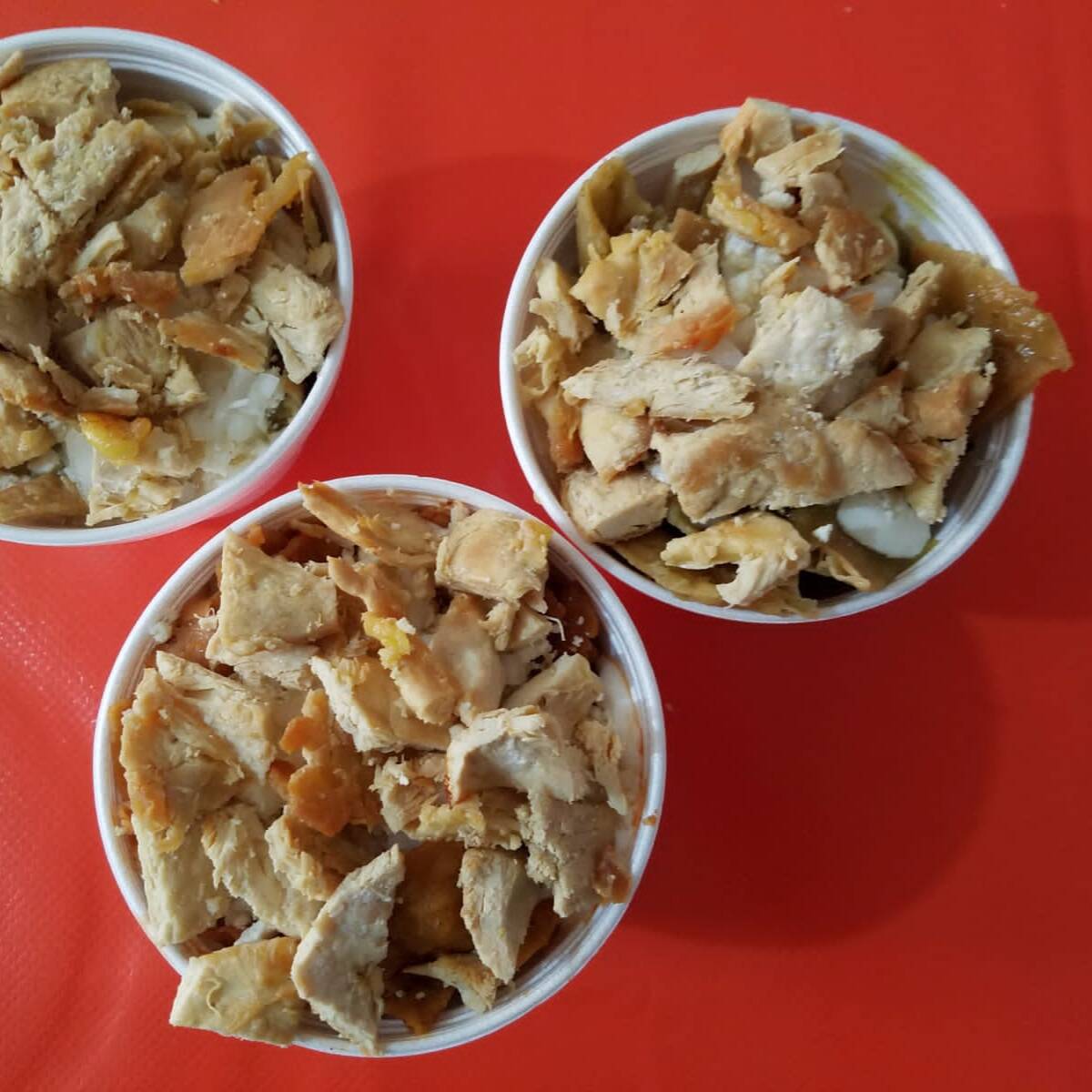 3 Tazones de chilaquiles con milanesa y 3 bebidas