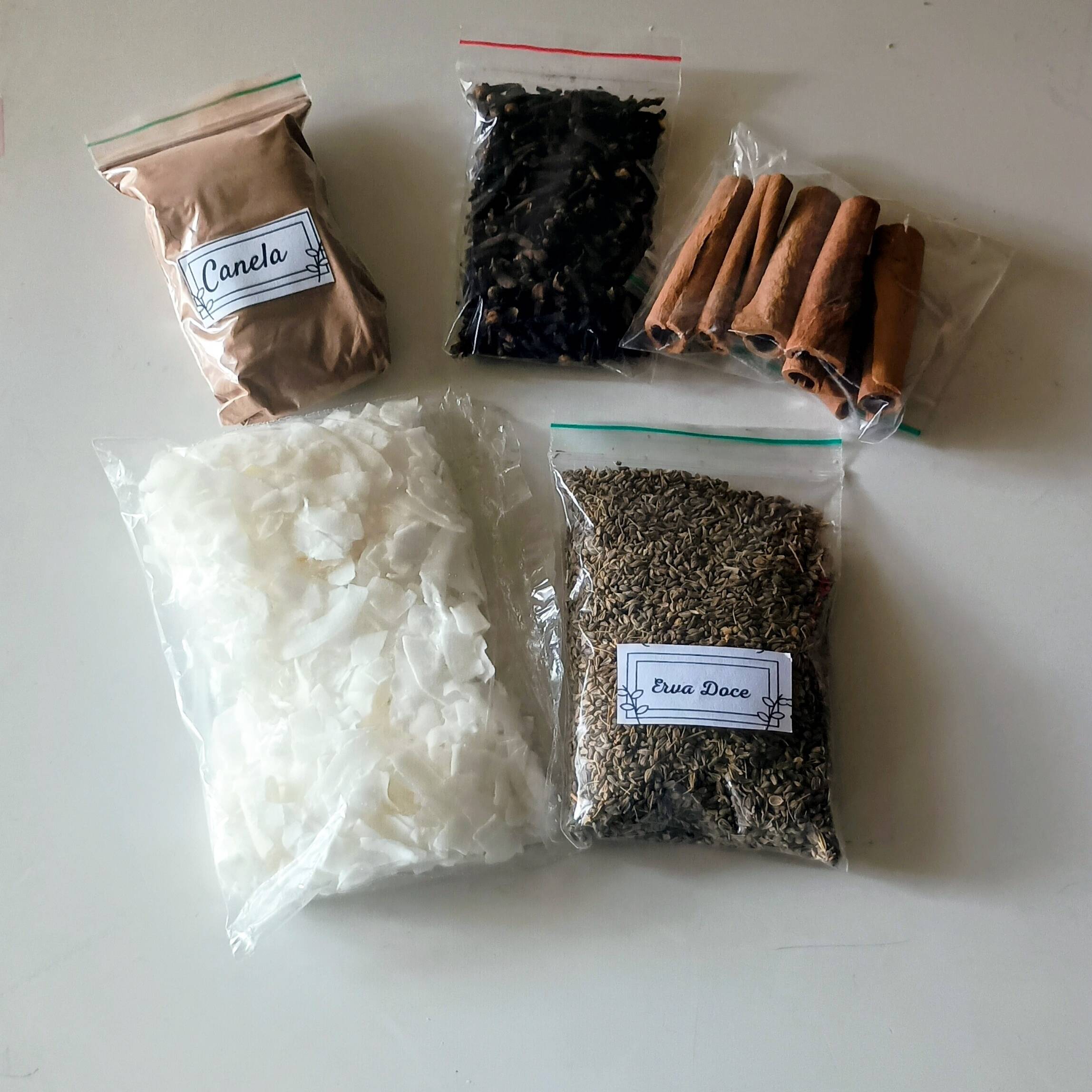 Cravo (25gr), canela em pau (25gr), canela em pó (50gr), erva doce (50gr), coco ralado desidratado sem açúcar (50gr). Sugestão de uso: canjica, bolo de fubá, curau de milho, cuscuz branco.