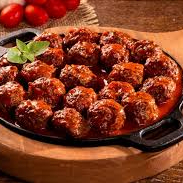 Almôndegas acompanha de arroz branco, feijão e salada verde e farofa