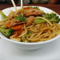 Delicioso macarrão oriental frito em óleo de gergelim acompanhado de cebola, cenoura, brócolis, repolho, carne bovina e frango em tiras e molho especial a base de shoyu . Tamanho Grande 850 kg