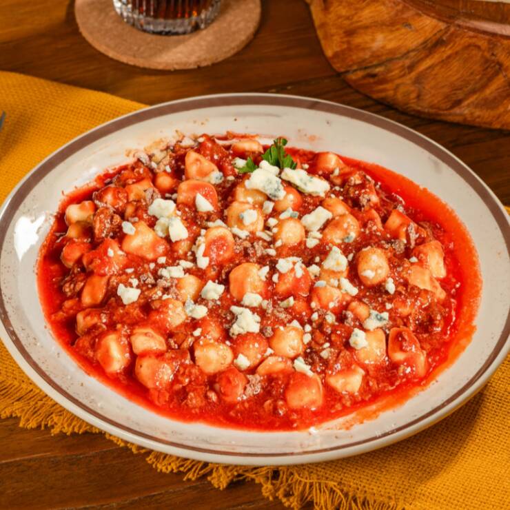 Nhoque de batata com carne moída e molho gorgonzola.