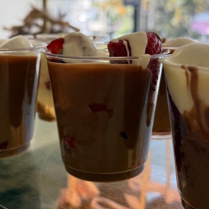 Vaso de 7oz con fresas,crema y nutella