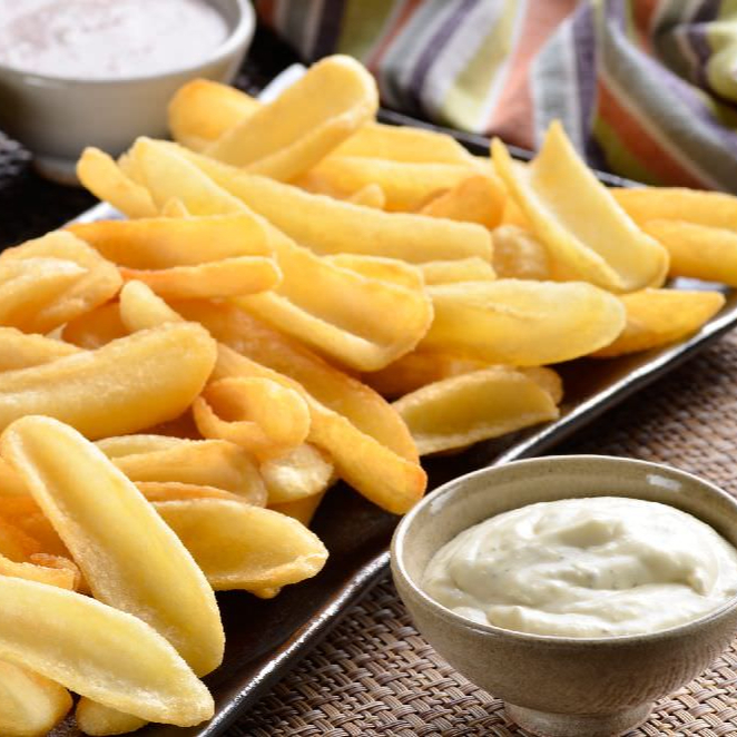 Deliciosa porção de batata frita com maionese da casa.