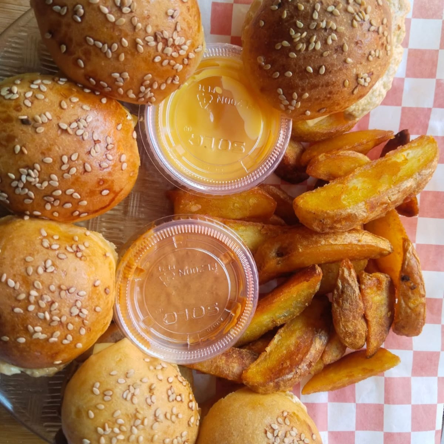 5 MINI HAMBURGUESAS, PAPAS GAJO, REFRESCO 355 ML