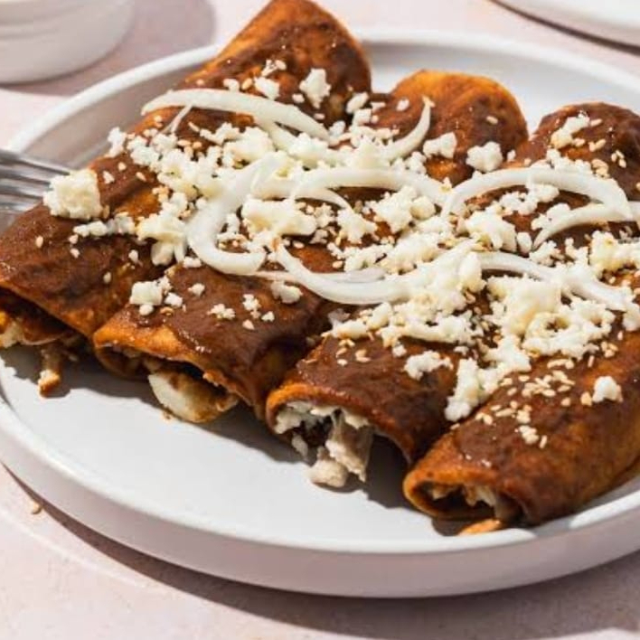 Enmoladas rellenas de pollo
