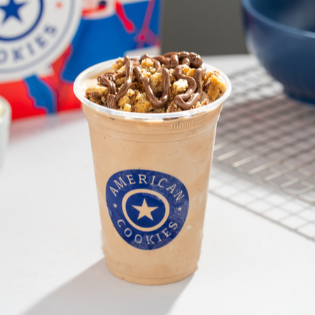 Combinação mais que perfeita de sorvete artesanal batido com Nutella e cookie Clássico ao Leite.