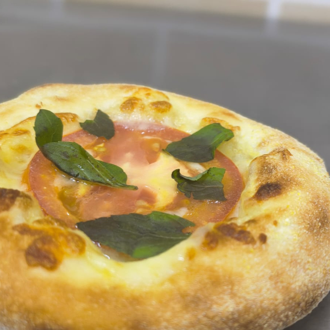 muçarela, tomate e manjericão.