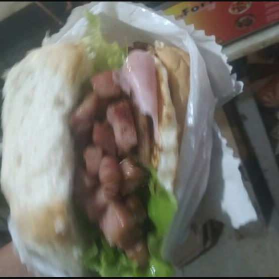 Pão, carne, salada, queijo, presunto, bacon, ovo e cheddar