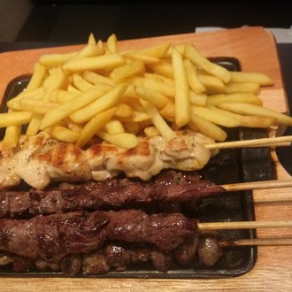 6 espetinhos + batata frita + molho vinagrete + farofa + 1 coca cola 2 litros.