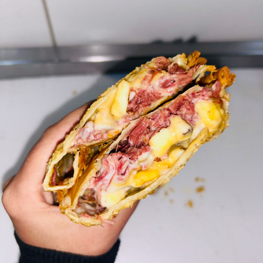 Queijo muçarela, orégano, azeitona, milho e ovo.