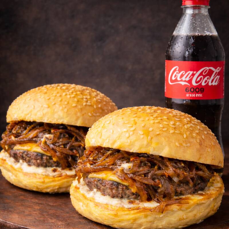 2 hambúrgueres com carne suculenta, queijo derretido e muita cebola caramelizada + refrigerante 600ml. Perfeito pra dividir (ou não 😋).