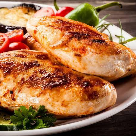 Filé de frango suculento, temperado na medida certa e grelhado. Leve, saboroso e perfeito para uma refeição saudável! Acompanha: Arroz branco, farofa de bacon, feijão preto e legumes cozidos. Os legumes são: (Chuchu, batata inglesa, batata baroa, cenoura, abobrinha, couve flor e brócolis). Aproximadamente 500g.