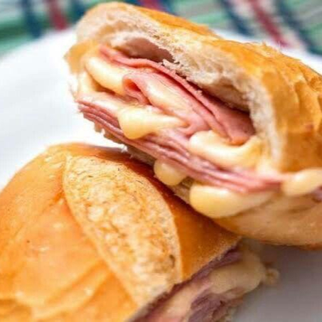 Sanduíche misto quente feito com pão de forma, presunto e queijo derretido, uma opção saborosa e rápida.