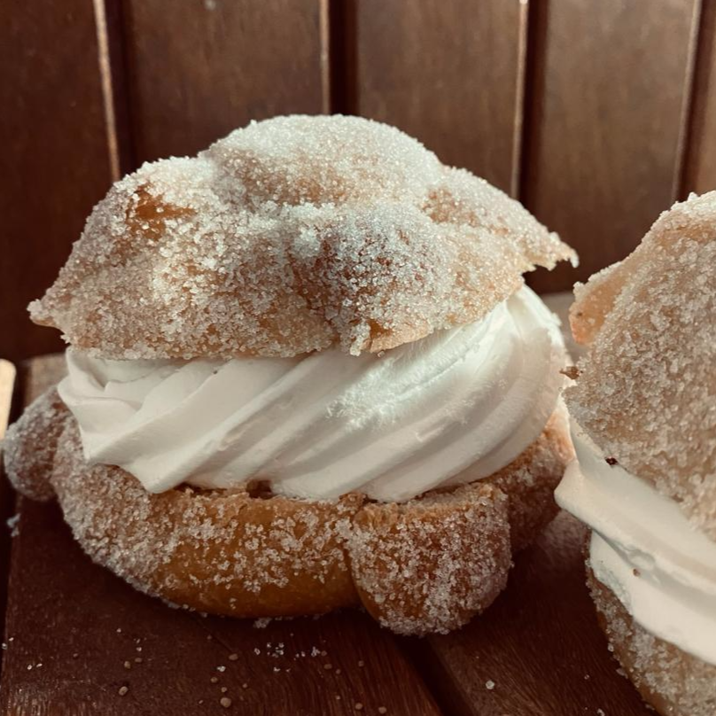 Pan de Muerto Clásico con Relleno de Crema Batida