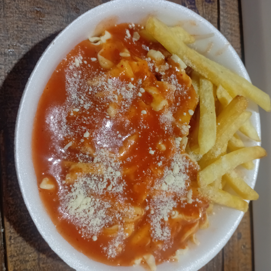 Parmegiana de frango macarrão, pure ou batata frita