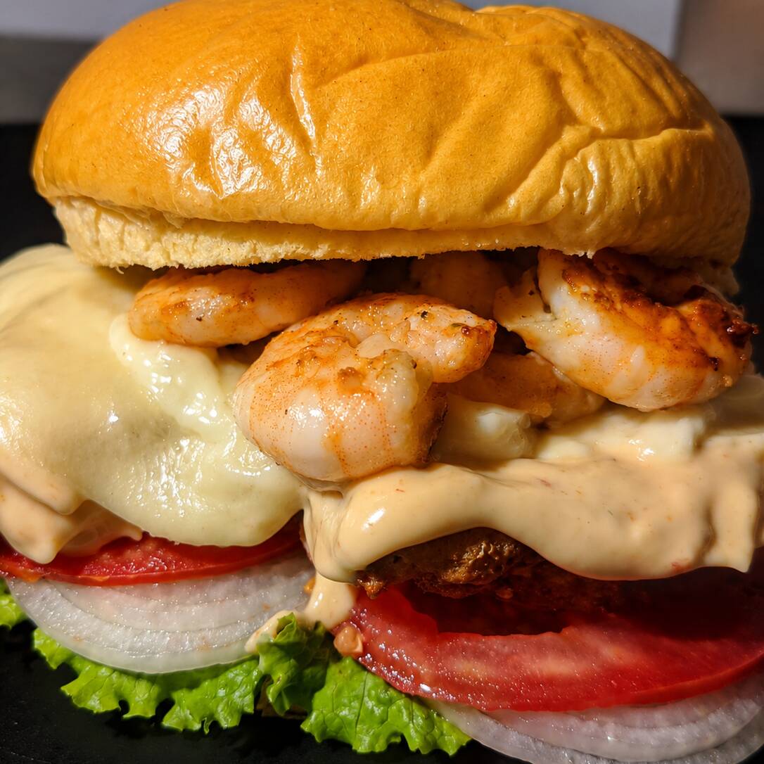 🍤 PREMIUM FISH BURGER
Pão brioche, camarão grelhado, filé de peixe crocante, mussarela, catupiry, camarão grelhado, alface crespa temperada com a maionese da casa, tomate, cebola e molho rose.
