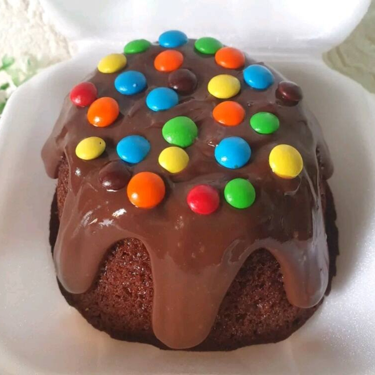 Delicioso mini bolo vulcão massa de chocolate e confetes coloridos.