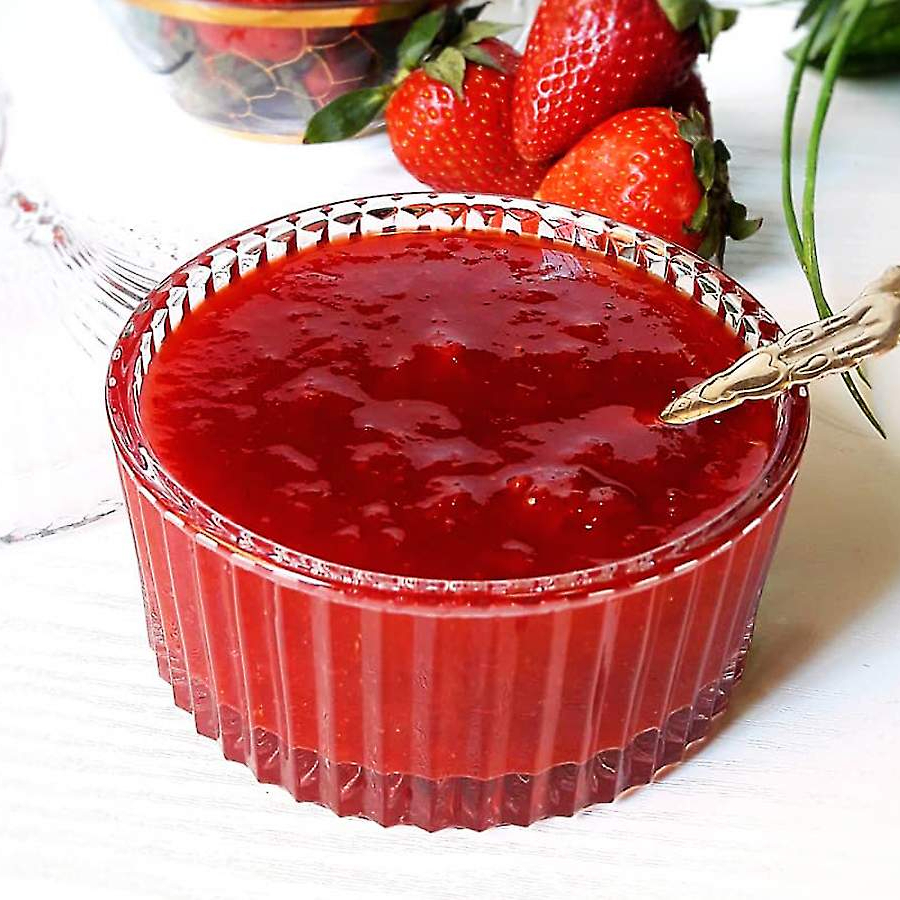 Geleia de morango é usada nos gunkans para adicionar um contraste de sabor adocicado e frutado que equilibra a salinidade do peixe e a cremosidade do cream cheese,