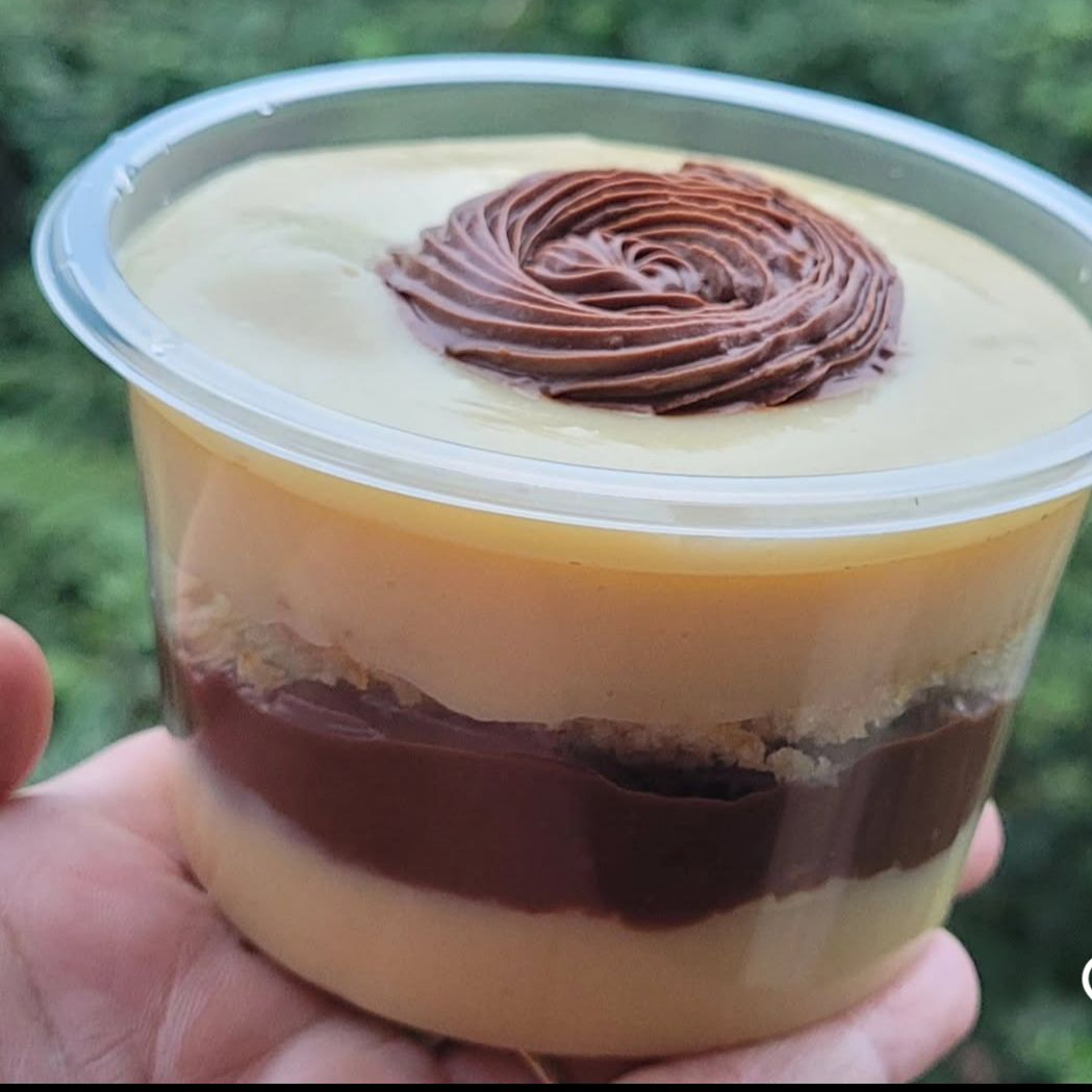 A combinação perfeita de camadas! Massa molhadinha, intercalada com recheios artesanais super cremosos e finalizada com um toque especial. Feito com ingredientes selecionados para garantir aquele sabor de doce de vitrine na palma da sua mão.