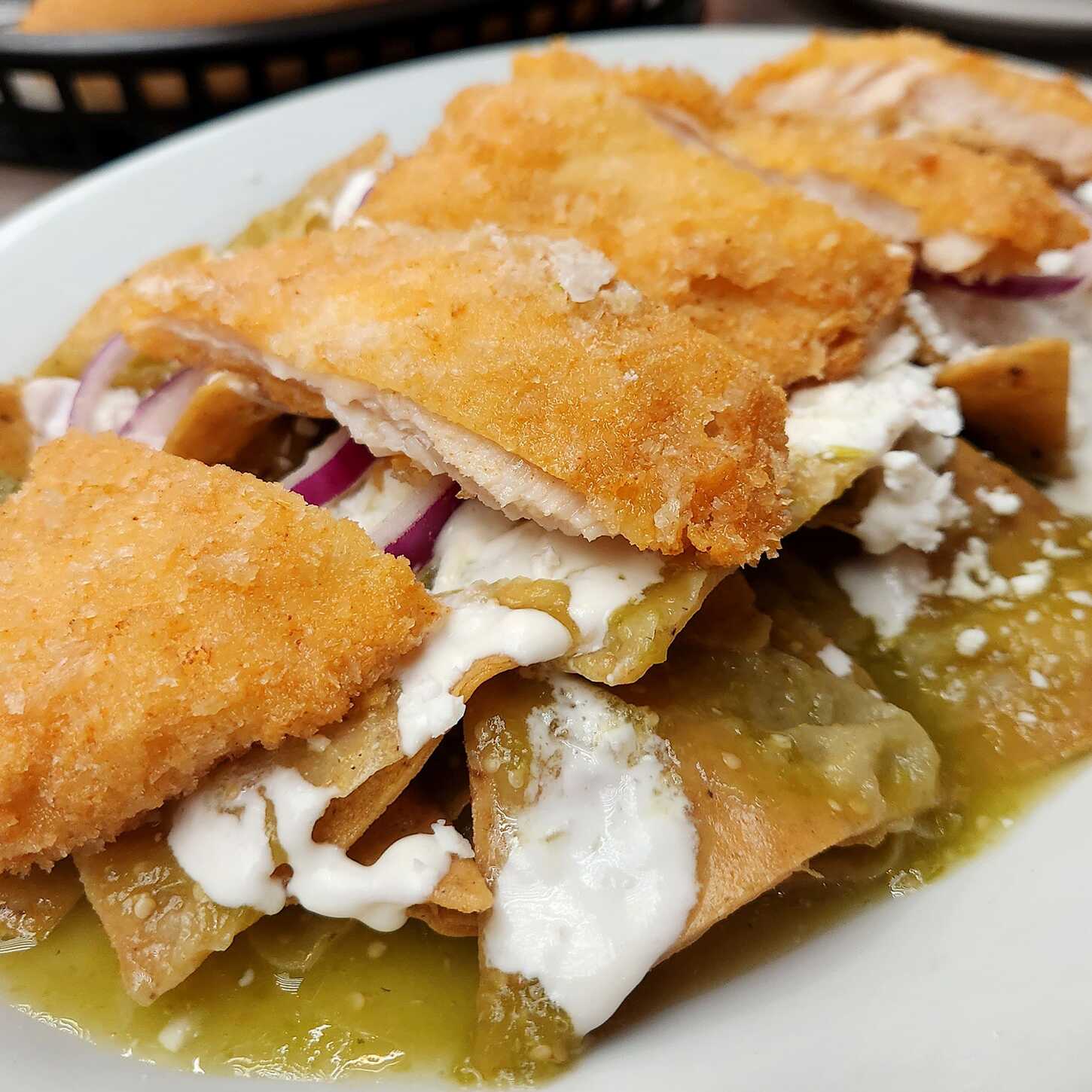 Chilaquiles con Pechuga de Pollo Empanizada