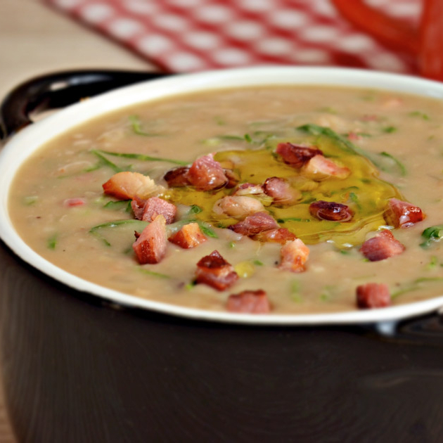 Caldo de feijão cremoso com bacon e calabresa, bem temperado e servido quentinho. Acompanha torradas crocantes e queijo.