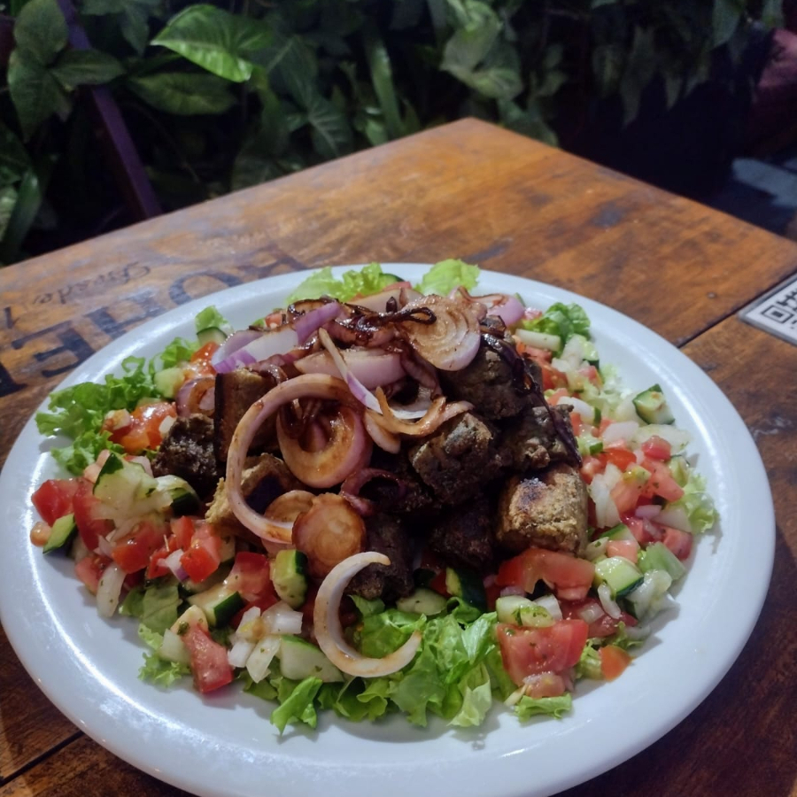 Kafta com cebola roxa gratinada, pão, vinagrete, maionese, da casa, alface