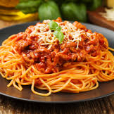 Um clássico: Massa al dente com o nosso Molho Bolonhesa é uma combinação de ingredientes frescos e selecionados, cozidos lentamente para extrair o máximo de sabor. Acompanha sachê de Parmesão Ralado (15g). Escolha sua massa preferida: Penne, Fettuccine ou Spaghetti. Tags: macarrão, massas, executivo, espaguete, penne, fettuccine, bolonhesa, promoção, bom e barato, entrega rápida.