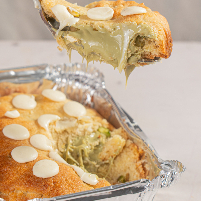 Nossa massa crocante e amanteigada, combinada com um recheio suave de creme de pistache. Uma opção que traz o sabor autêntico e sofisticado em cada pedaço.