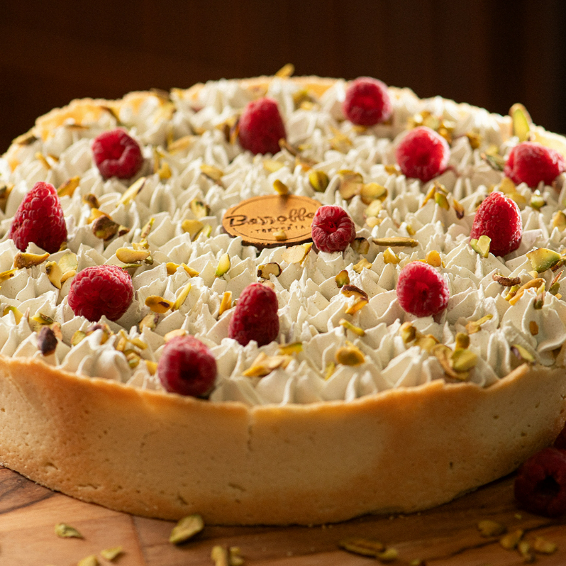 Creme de pistache,leite moça cremosa com geleia de framboesa caseira,mousse de pistache e finalizada com laminas de pistache e framboesas frescas.