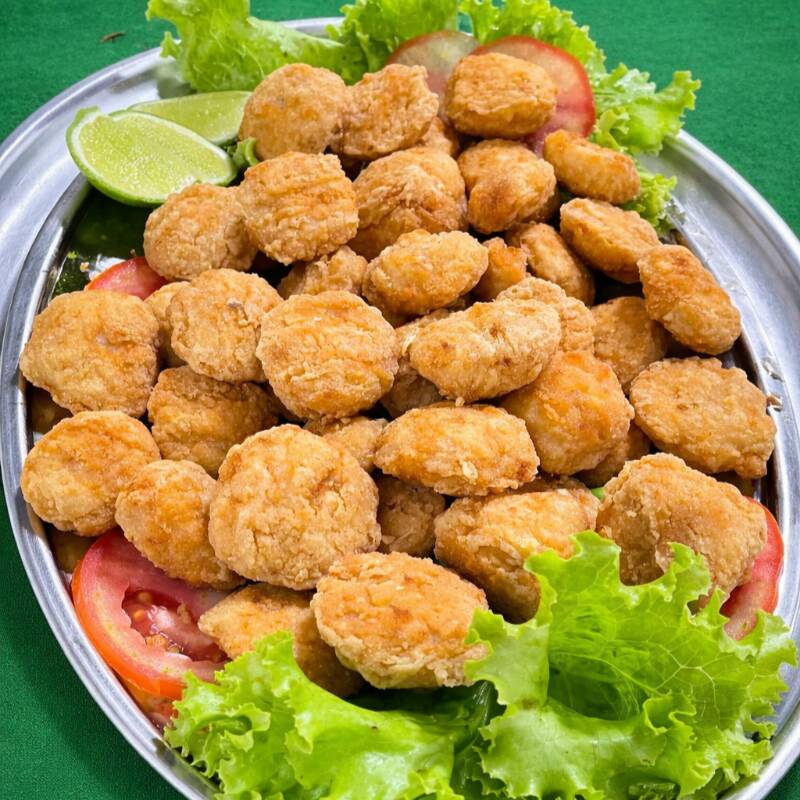 Tirinhas de frango bem temperadas, fritas até ficarem douradas e crocantes.