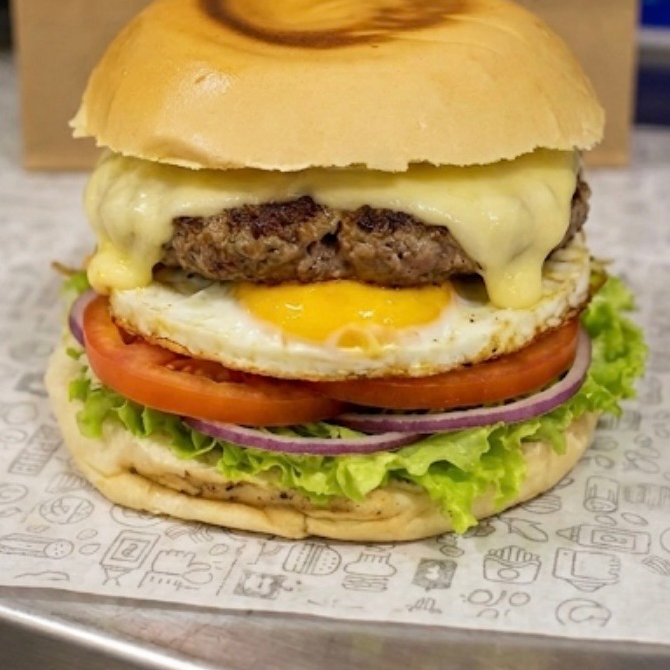Hambúrguer, mussarela, ovo , alface, tomate, cebola roxa, maionese e ketchup