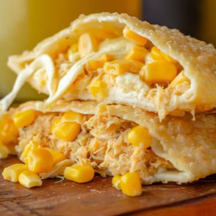 Recheio cremoso e sabor marcante! Pastel de 20 cm preparado com frango desfiado bem temperado, catupiry genuíno e milho doce, criando uma combinação irresistível. A massa fica crocante por fora e o recheio super cremoso por dentro — perfeito para quem ama um pastel caprichado e cheio de sabor!