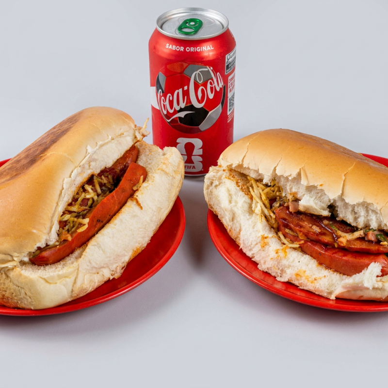 Pão de hot dog,2 salsicha,batata palha,bacon,molho verde,molho barbecue, vinagrete,1coca cola Original 350 ml