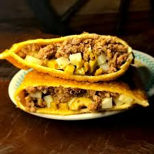 Sabor tradicional com um toque especial! Pastel de 20 cm recheado com carne moída bem temperada e palmito macio, criando uma combinação suculenta, equilibrada e muito saborosa. Massa crocante por fora e recheio generoso por dentro — perfeito para quem gosta de um pastel caprichado e cheio de sabor!