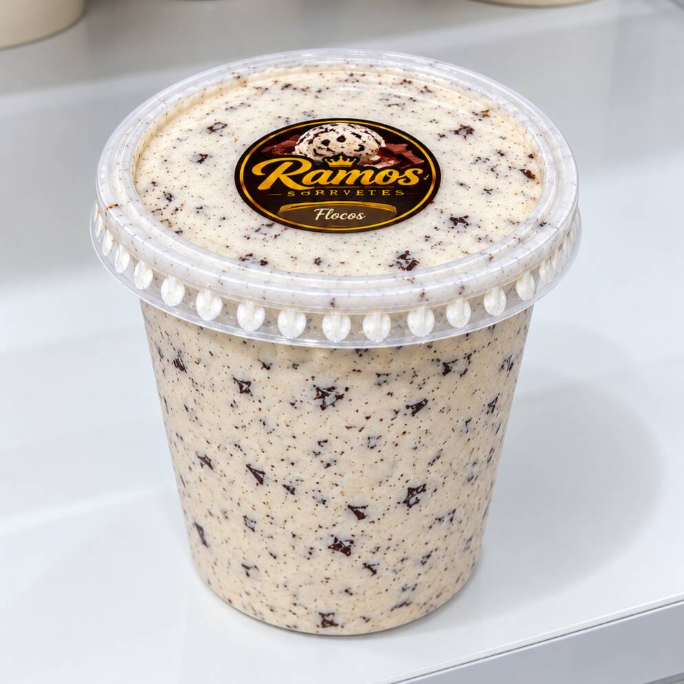 Uma combinação irresistível de cremosidade e sabor! 😍 Nosso sorvete de flocos é supercremoso, com deliciosos pedacinhos de chocolate que dão um toque especial a cada colherada. 🍫🍦