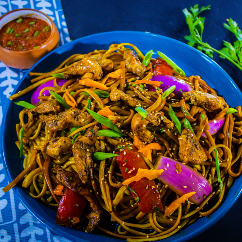 Tallarín Saltado al Wok con Pollo + Bebida Gratis